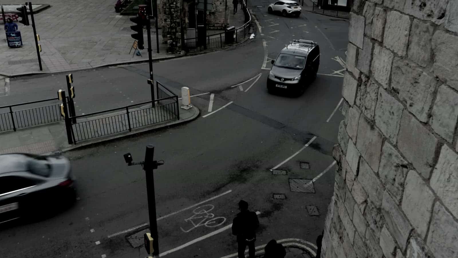 Vista de un cruce de calles desde una cámara de seguridad elevada